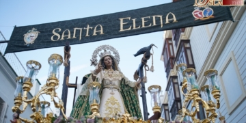 Santa Elena recorrió el centro en una dorada tarde de cofradías de mayo
