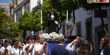 Santa Joaquina Vedruna procesionó acompañada de los colegiales de las Carmelitas