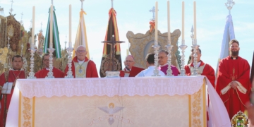 Un extenso Pontifical abrió el domingo de Pentecostés en el Rocío