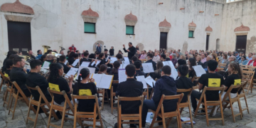 Agripino Lozano se unió con su música a los alumnos del Collège de la Montagne de La Rèunión