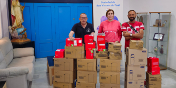 Pastora entrega 2.300 productos de higiene personal como obra social por la participación en el Corpus Christi