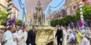 La procesión del Corpus regresó a las calles de Sevilla con calor y mucho público