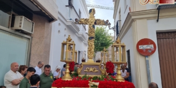 La Cruz de Mayo del Casco Antiguo de Rota procesionó el pasado sábado