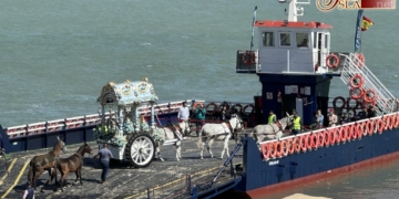 Los rocieros isleños ya en Doñana tras un emocionado embarque en Bajo de Guía