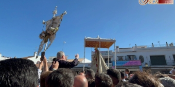 La Virgen del Rocío visitó al Simpecado de La Isla en su procesión de Pentecostés