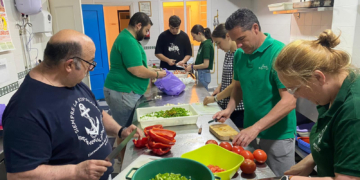 La cocina solidaria del Huerto volvió a encender sus fogones en la víspera del Corpus Christi