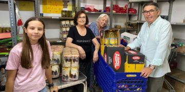 Misericordia entrega a Cáritas de la Pastora lo obtenido con las papeletas de sitio del Corpus Chico