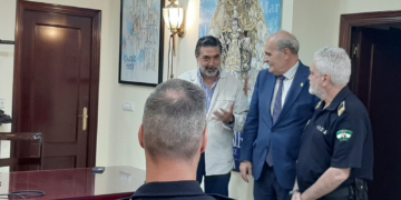 El Consejo de Hermandades y Cofradías de Cádiz homenajea a Pablo Rey, intendente de la Policía Local de Cádiz