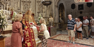 La Virgen de los Reyes recibe la devoción de los sevillanos también en su segundo Besamanos