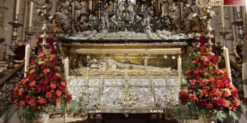 La Catedral de Sevilla acoge a numerosos fieles que visitan hoy la urna de Fernando III El Santo