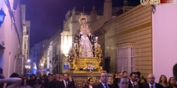 La Virgen de los Dolores presidió el rezo del rosario por las calles de la feligresía de la Iglesia Mayor