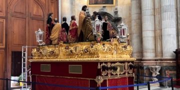 El paso de misterio de la Cena en la Catedral a la espera de la llegada hoy del Señor