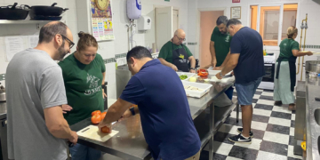 La cocina solidaria del Huerto un mes más al servicio de los usuarios del albergue de San Vicente de Paúl