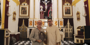 Juan José Castiñeiras recibió el portafolios del Pregón de la Cruz para el próximo sábado