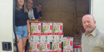Pastora colabora con mil litros de leche para las familias de Cáritas