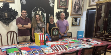 Soledad entrega a Cáritas de la Iglesia Mayor el material escolar de su última campaña