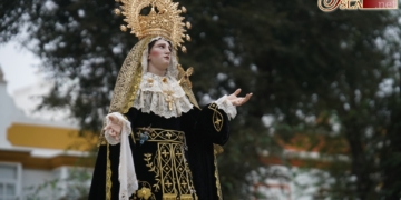 La Virgen del Mayor Dolor recuperó tras un año de ausencia su presencia por las calles del Santo Cristo presidiendo el Santo Rosario