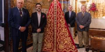 Bendecido el nuevo manto bordado para la Virgen de la Encarnación de Sevilla salido del taller isleño Virgen del Carmen