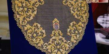 Así es la nueva toca de sobremanto bordada de la Virgen de la Estrella