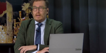 Editorial: ‘Tontos de capirote’