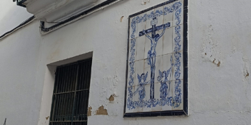 Retirado -para colocar en una nueva ubicación- el azulejo de Buena Muerte del Callejón de Ánimas
