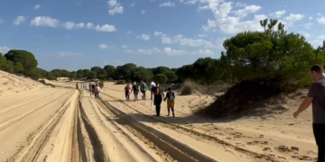 Los rocieros cumplieron con la peregrinación extraordinaria ante la Blanca Paloma