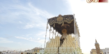 La Estrella aprovechó la mejoría climatológica para trasladarse a la Catedral de Sevilla por el XXV aniversario de su Coronación