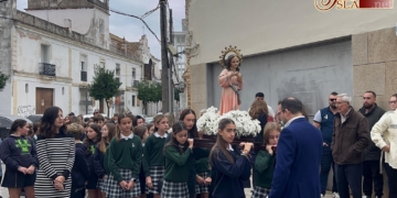 La Niña María procesionó en los hombros de los colegiales de las Carmelitas