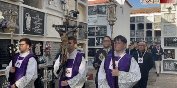 Los cofrades de Medinaceli honraron a los difuntos con el rezo del Santo Rosario en el cementerio