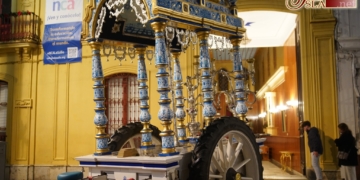 La carreta del Rocío trasladada a La Salle para acoger un Belén con motivo del XXV aniversario de la filial isleña