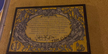Prosigue el vandalismo: pintan el azulejo del XXV aniversario de la cuadrilla de Columna
