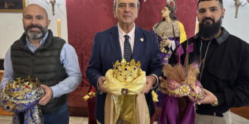 Los emisarios de los Reyes Magos recibieron sus coronas en Desamparados