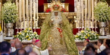 Monseñor Edgar Peña entregó la Rosa de Oro a la Esperanza Macarena en un emotivo acto