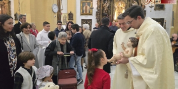 El Niño Jesús del Patrón en veneración tras la misa de Nochebuena en la Iglesia Mayor