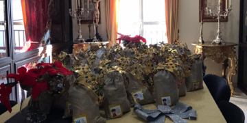 Coronas de chocolates y globos para Cáritas de la Pastora gracias a la Bolsa de Caridad de Misericordia