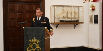 La luz junto a la maqueta del Juan Sebastián Elcano ya alumbra las oraciones por el nuevo crucero de instrucción en la Castrense