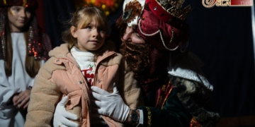 Los Reyes Magos visitaron a los pequeños junto a la Iglesia Mayor gracias a la Bolsa de Caridad de Columna