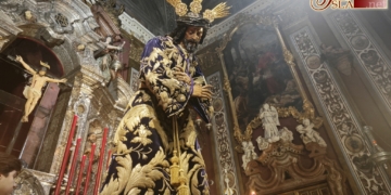 El Señor de Pasión en su Besapiés con la túnica de Patrocinio López