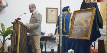 La salida de la Virgen de la Piedad ilustra el cartel de los acólitos del Nazareno