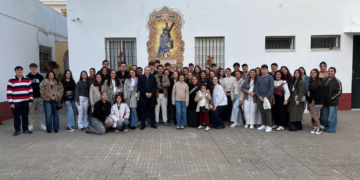 Los jóvenes cofrades mantuvieron una animada tertulia con su pregonero Francisco Hernández