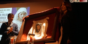 El rosto del Señor de la Misericordia ya se refleja sobre el paño que portará la Santa Mujer Verónica