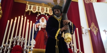 El Besapié de Misericordia recibe la visita de cofrades y escolares