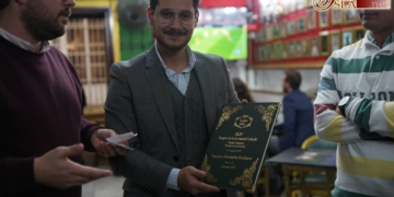 Francisco Hernández Rodríguez recibió las pastas portafolios del Pregón de la Juventud