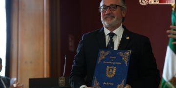 Juan José Castiñeiras recibió el portafolios como pregonero de las Glorias