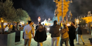 Los rocieros isleños rezaron el Rosario junto al Bendito Simpecado con motivo de la peregrinación extraordinaria