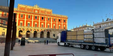 Llegan a la Plaza del Rey las primeras estructuras de la Carrera Oficial para su montaje