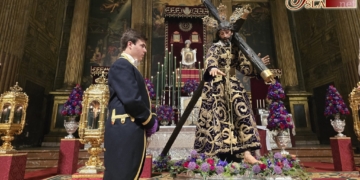 El Señor con la Cruz al hombro expusto en Besamano en Sevilla