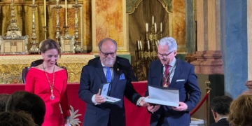 El Presidente del Consejo de hermandades de Algeciras recibe la Medalla de la Provincia de Cádiz