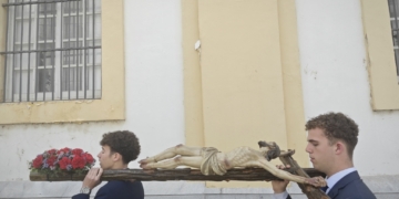 La Compañía de María sacó al crucificado en Vía-Crucis y expuso a su dolorosa en un nuevo Viernes de Dolores