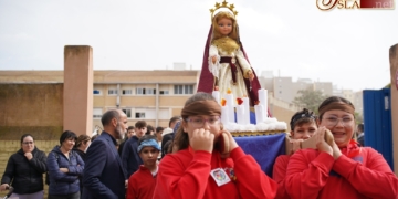 Los escolares del CEIP La Ardila sacaron su procesión a las calles del barrio